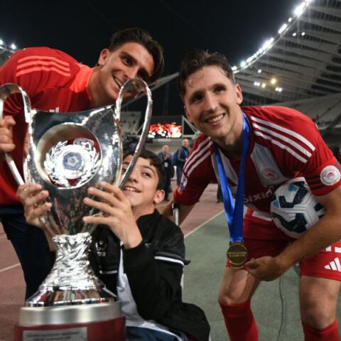 ΟΦΗ-Ολυμπιακός: Συγκίνησε ο Γιάννης Παπαστεφανάκης με το κύπελλο Ελλάδας