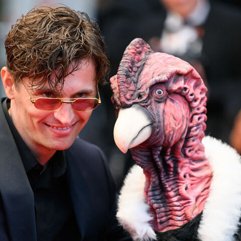 Άνδρας ντυμένος πουλί σοκάρει τις Κάννες στην πρεμιέρα της ταινίας «Die, My Love»