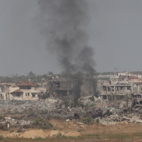 εκρηξη, καπνοι, σπιτια, βουνα