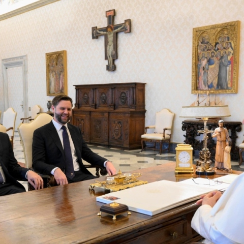 Ο αντιπρόεδρος των ΗΠΑ, Τζέι Ντι Βανς με τον ΥΠΕΞ, Μάρκο Ρούμπιο κατά τη συνάντησή τους με τον Πάπα Λέοντα 