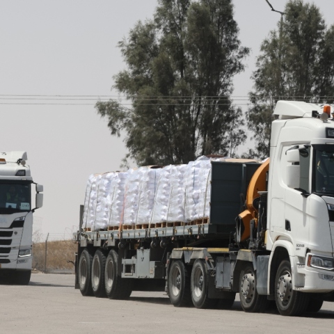 Φορτηγά με ανθρωπιστική βοήθεια στα σύνορα Αιγύπτου Γάζας
