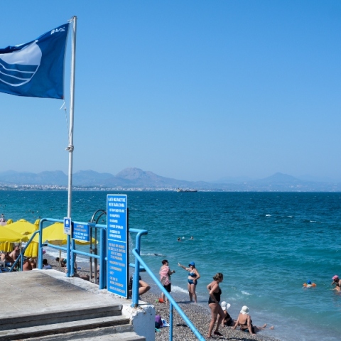 Γαλάζια σημαία στη παράλια του Λουτρακίου