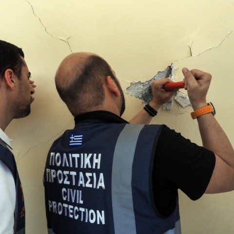 Κλιμάκιο της Πολίτικης Προστασίας διενεργεί αυτοψία σε σπίτια της Εύβοιας