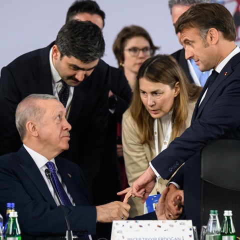 Η χειραψία του Ερντογάν με τον Μακρόν με το...μεσαίο δάχτυλο: «Επίδειξη ισχύος» βλέπουν τα τουρκικά ΜΜΕ