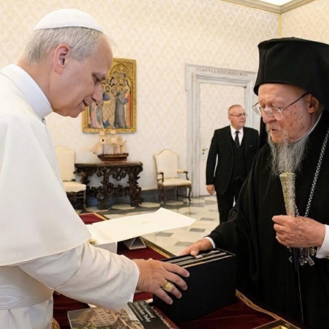 Ο Πάπας Λέων με τον Οικουμενικό Πατριάρχη Βαρθολομαίο