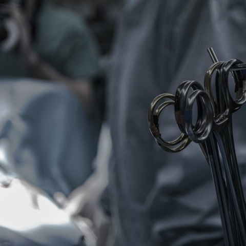 Για πρώτη φορά σε δημόσιο νοσοκομείο μεταμόσχευση ήπατος από ζώντα δότη, με χρήση ρομποτικού συστήματος