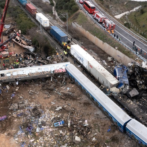 Στιγμιότυπο από τα Τέμπη μετά τη σύγκρουση των τρένων 