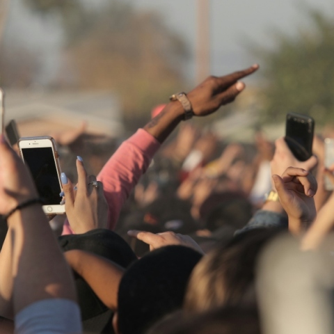 χερια κρατουν κινητα