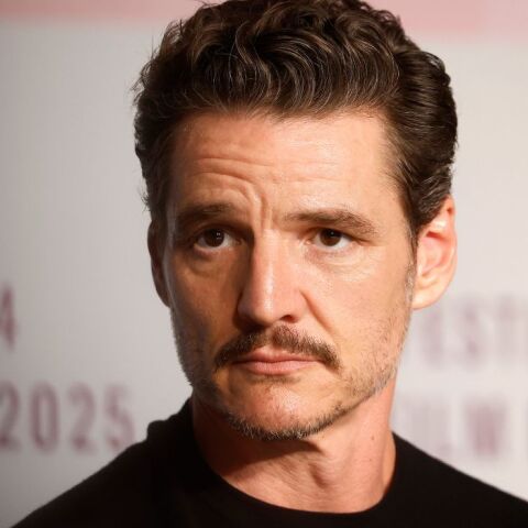 Έκπληκτοι ταξιδιώτες είδαν τον Πέδρο Πασκάλ να περιμένει στην ουρά μαζί τους για το αεροπλάνο