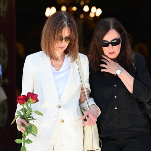 Νίκος Γαλανός: Στα λευκά η Κάτια Δανδουλάκη για να πει το τελευταίο αντίο με δύο κόκκινα τριαντάφυλλα