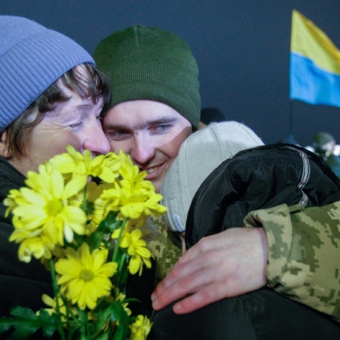 ανταλλαγη αιχαμλωτων, ανθρωποι αγκαλιαζονται