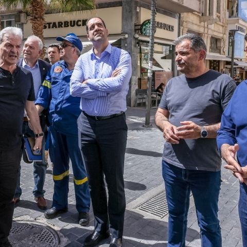 Ο υπουργός Κλιματικής Κρίσης και Πολιτικής Προστασίας Γιάννης Κεφαλογιάννης στο Ηράκλειο μετά τον σεισμό