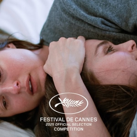 2 γυναικες αγκαλιαζονται