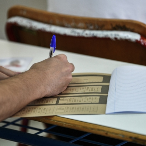 μαθητης γραφει εξετασεις