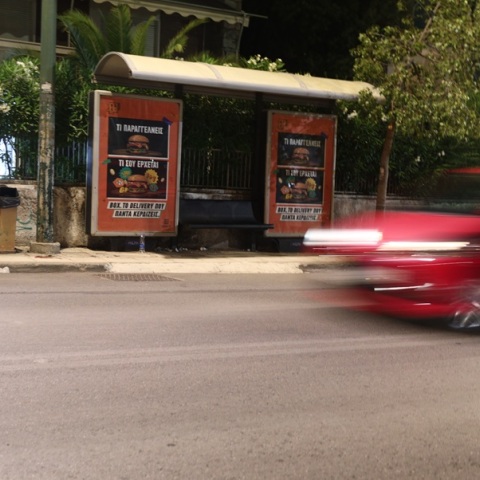 Πώς έγινε το τροχαίο στη στάση λεωφορείο στο Χαλάνδρι - Ο οδηγός αυτοτραυματίστηκε με μαχαίρι