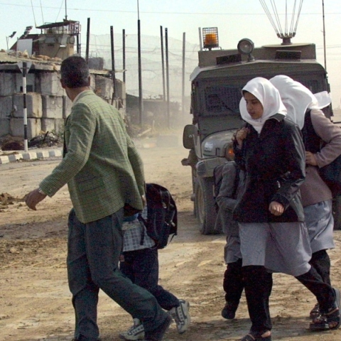 Κάτοικοι της Λωρίδας της Γάζας μπροστά από ισραηλινό όχημα