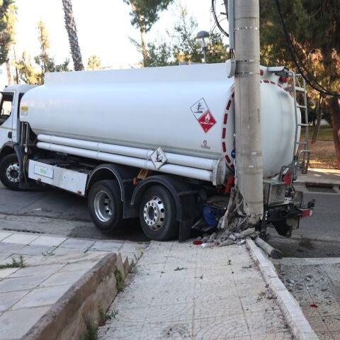 Φορτηγό προσέκρουσε σε κολόνα ρεύματος στο Κερατσίνι 