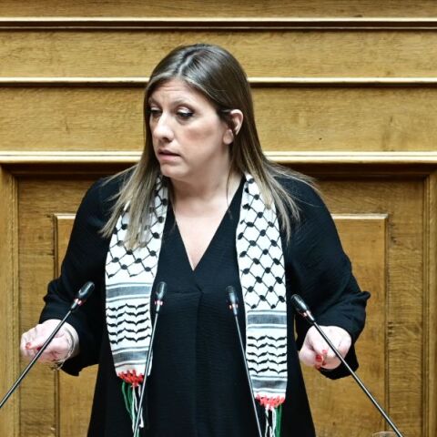 Η Ζωή Κωνσταντοπούλου πήγε στη Βουλή με παλαιστινιακή μαντίλα