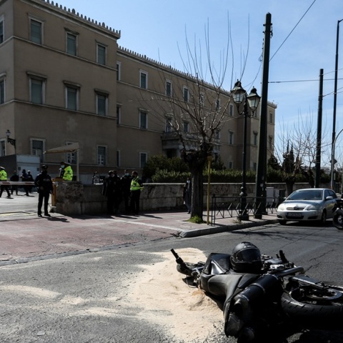 Tροχαίο στη Βουλή: Παραιτήθηκε της έφεσης ο οδηγός-αστυνομικός
