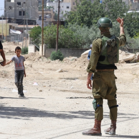 Ισραηλινός στρατιώτης περιπολεί στη Λωρίδα της Γάζας