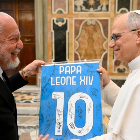 Ο Πάπας Λέων ΙΔ’ με εκπρόσωπο της ποδοσφαιρικής ομάδας της Νάπολης