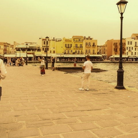 Αφρικανική σκόνη στην Κρήτη, λιμανι, περαστικοι