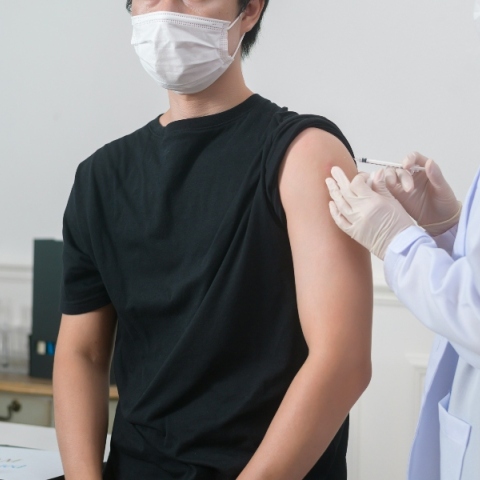 γιατρος εμβολιαζει ασθενη