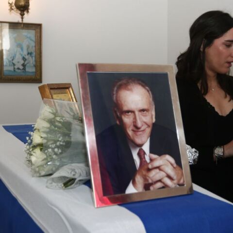 Ο Χρήστος Ροκόφυλλος, πρέσβης επί τιμή και πρώην υπουργός του ΠΑΣΟΚ, του οποίου υπήρξε ιδρυτικό μέλος, απεβίωσε τα ξημερώματα του Σαββάτου σε ηλικία 94 ετών.