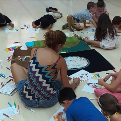 Δήμος Αθηναίων, δασκαλα παιζε με μικρα παιδια