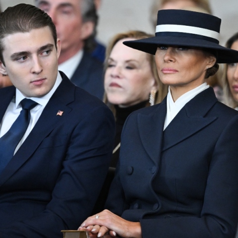 Η Μελάνια Τραμπ με τον γιο της Μπάρον στην ορκωμοσία του Ντόναλντ Τραμπ 