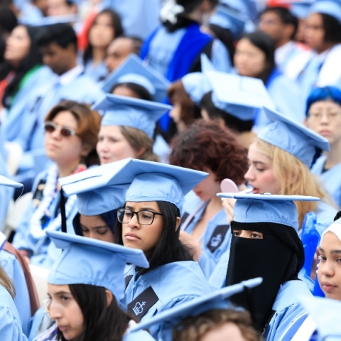 Φοιτητές κατά τη διάρκεια τελετής αποφοίτησης στο πανεπιστήμιο Κολούμπια, Τραμπ 