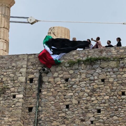 Ο ΣΥΡΙΖΑ ζητά να αφεθούν ελεύθερα τα 15 μέλη της Νέας Αριστεράς που προσήχθησαν στην Ακρόπολη