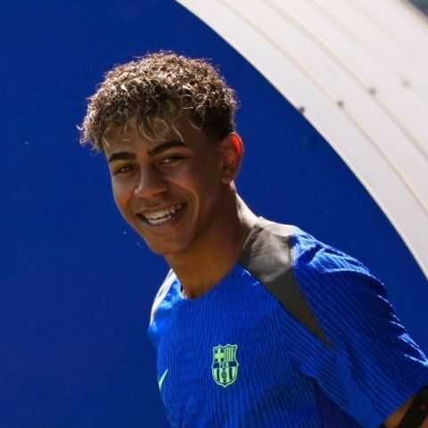 Ο Λαμίν Γιαμάλ καθυστερεί την υπογραφή του συμβολαίου του με την Μπαρτσελόνα για να είναι παρούσα η γιαγιά του, Φατίμα, τιμώντας τις ρίζες του.