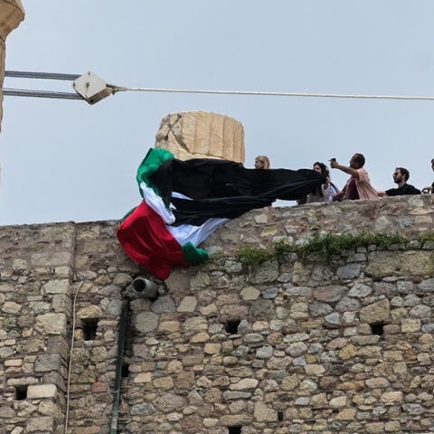 Συγκεκριμένα, τα 15 άτομα που προσήχθησαν για το περιστατικό στην Ακρόπολη προέρχονταν από τη Νέα Αριστερά και τη νεολαία του κόμματος.