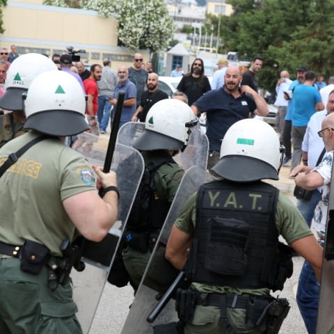 Οδηγοι ταξι συγκρούονται με τα ΜΑΤ