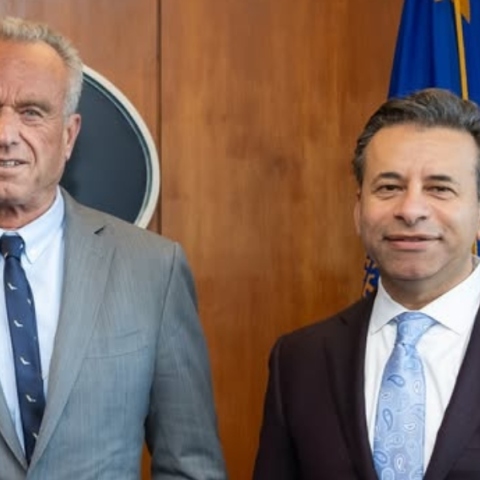 Ο Υπουργός Υγείας των ΗΠΑ, Ρόμπερτ Φ. Κένεντι Τζούνιορ με τον επικεφαλής της FDA, Μάρτι Μακάρι