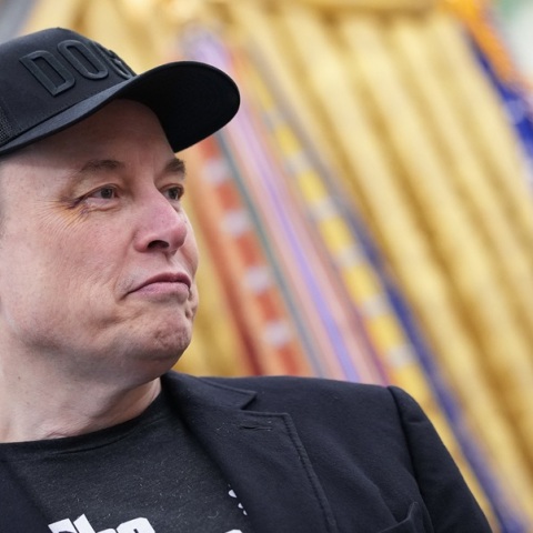 Ο Έλον Μασκ με μαυρισμένο μάτι