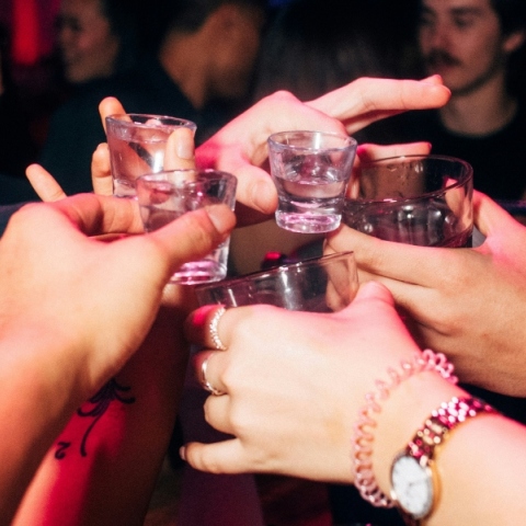 αλκοολ, ποτηρια, καπνος