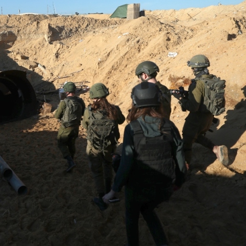 Ισραηλινοί στρατιώτες λίγο πριν εισέλθουν σε τούνελ της Χαμάς στη Γάζα