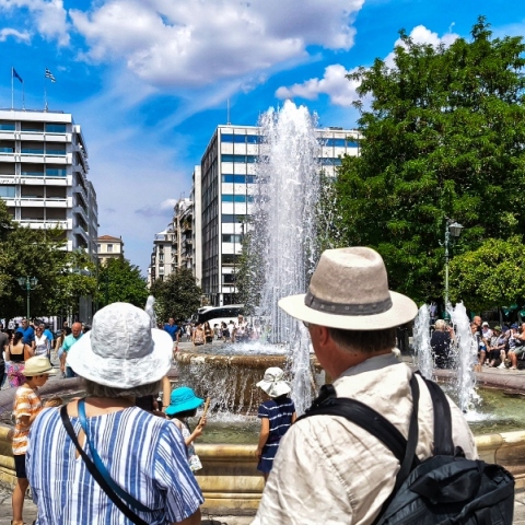 καιρος, πλατεια, συντριβανι, τουριστες