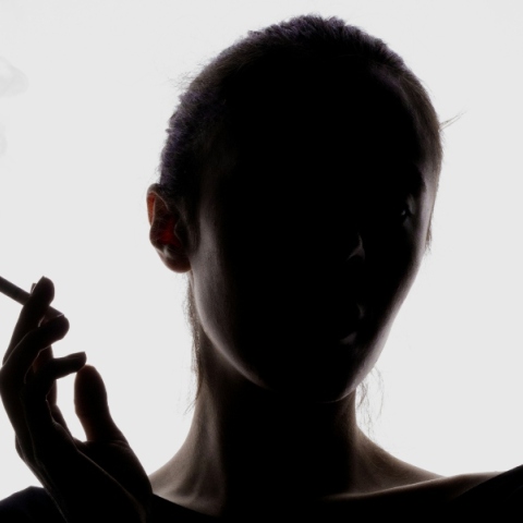 γυναικα καπνιζει