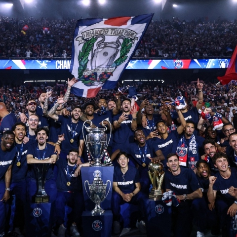 Παίχτες της Παρί Σεν Ζερμέν πανηγυρίζουν την κατάκτηση του Champions League 