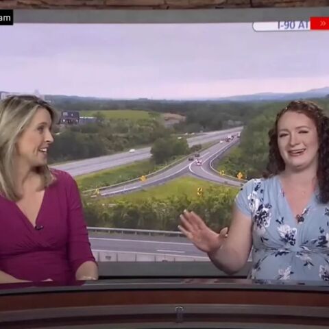 Συνέχισε να εκφωνεί ειδήσεις, ενώ είχαν σπάσει τα νερά της 