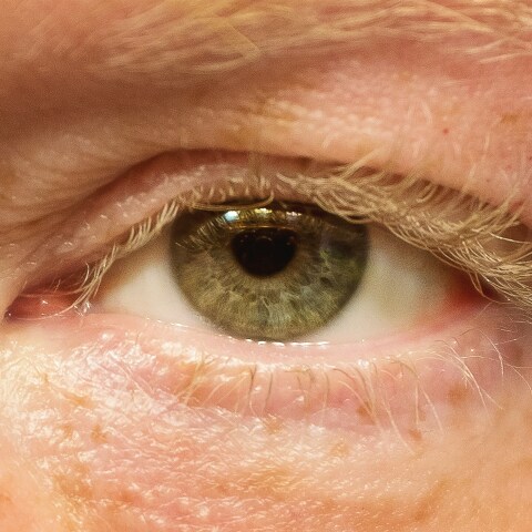 Γιατί κάποιοι άνδρες ξυρίζουν τις βλεφαρίδες τους