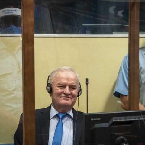  O «χασάπης» της Σεμπρένιτσα ζητά να αποφυλακιστεί για λόγους υγείας