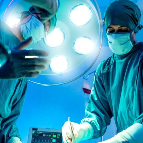 Εθνικό Σύστημα Υγείας: Με δωρεάν απογευματινά χειρουργεία και συνεργασία με ιδιωτικές κλινικές μειώνεται η λίστα αναμονής για τακτικά χειρουργεία