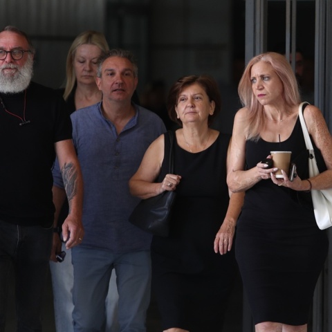 Συγγενεις θυμάτων έξω από το Εφετείο Αθηνών