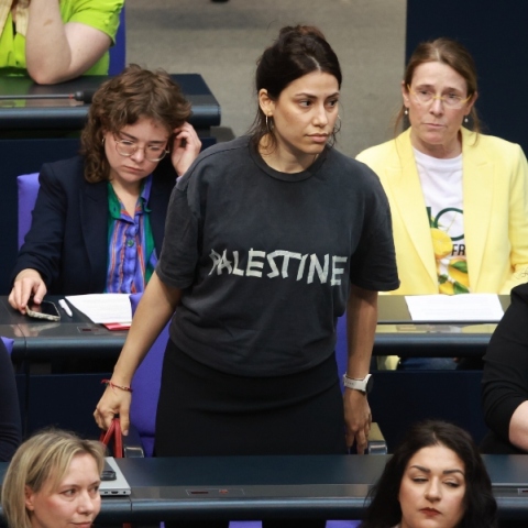 Γερμανία: Απεβλήθη βουλεύτρια διότι φορούσε μπλούζα με τη λέξη Παλαιστίνη