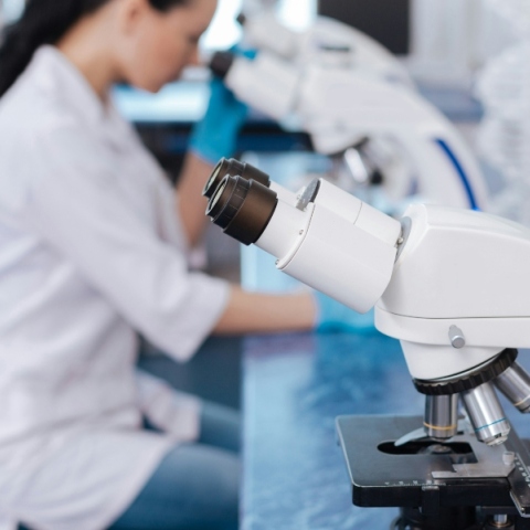 Θεραπεία HIV, εργαστηριο, επιστημονας, μικροσκοπιο