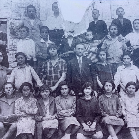 1928, Τενεκεδένιο Σχολείο